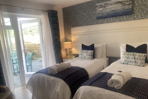 Twin bedroom with Patio Doors